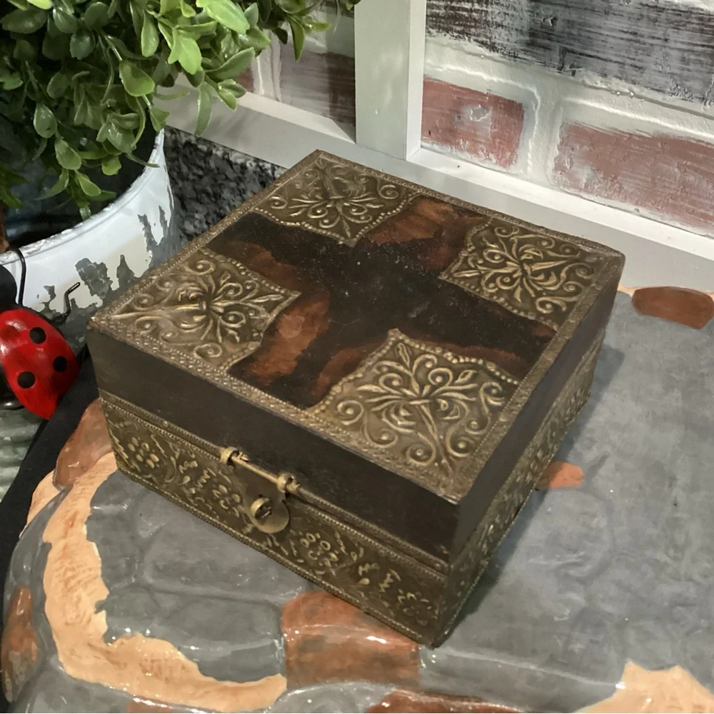 🟤 Vintage - Beautifully crafted solid wood, brass/metals Jewelry / Keepsake Box - Picture 2 of 12